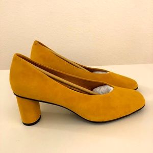 Luxurious mustard suede pumps: Meet the Adriana.
